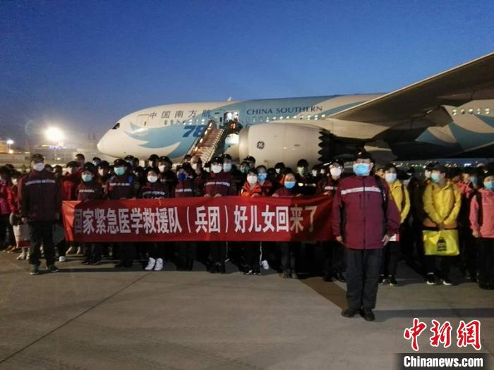 支援湖北国家紧急医学救援队(新疆生产建设兵团)共有队员107人。 戚亚平 摄 支援湖北国家紧急医学救援队(新疆生产建设兵团)共有队员107人。 戚亚平 摄