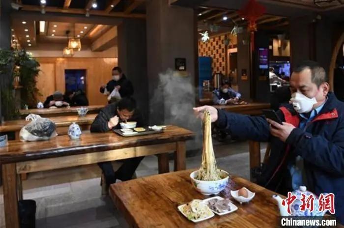 图为疫情期间,兰州市民品尝牛肉面。(资料图) 杨艳敏 摄 图为疫情期间,兰州市民品尝牛肉面。(资料图) 杨艳敏 摄