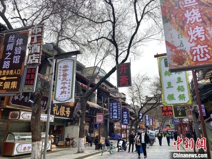 资料图:3月13日,福建省福州市一奶茶店工作人员正在制作5升“霸王桶”奶茶。 吕明 摄 资料图:3月13日,福建省福州市一奶茶店工作人员正在制作5升“霸王桶”奶茶。 吕明 摄