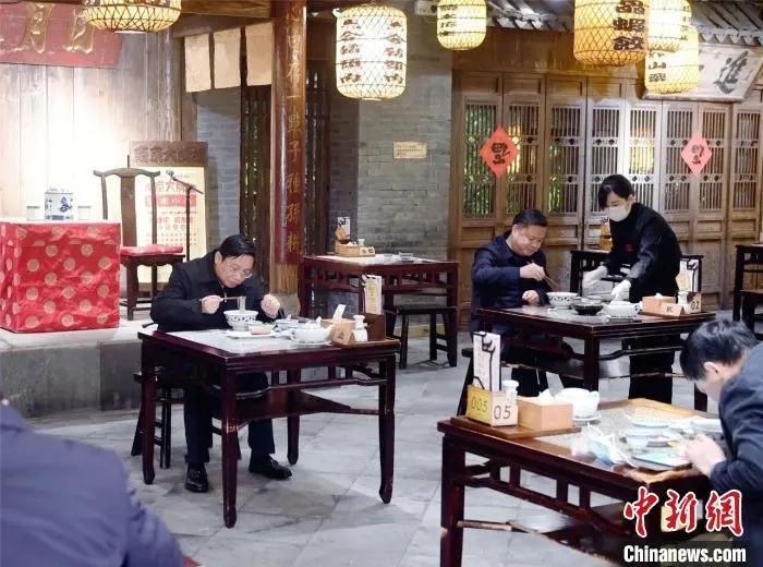 通过南京当地媒体的刊载,市委书记“下馆子”吃饭的图片,起到了很好的示范作用。 崔晓 摄 通过南京当地媒体的刊载,市委书记“下馆子”吃饭的图片,起到了很好的示范作用。 崔晓 摄