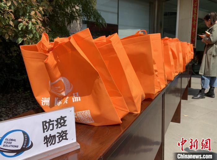 企业为新员工准备的防疫物资。　张斌 摄