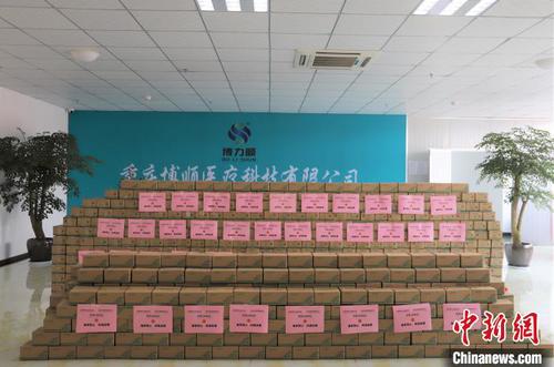 图为即将寄往海外的“侨爱心防疫包”。重庆市侨联供图