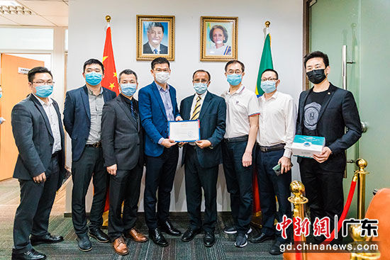 当仁中医创始人胡瑞连、联合创始人王万军等爱心人士赴埃塞俄比亚驻穗总领事馆捐献物资，并与总领事泰菲力·麦莱斯·德斯塔合影留念 。