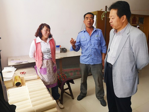 县委组织部长吕明辉入户帮扶.jpg
