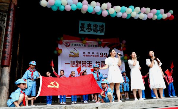 8、古戏台党旗飘  脱贫户谢党恩.jpg