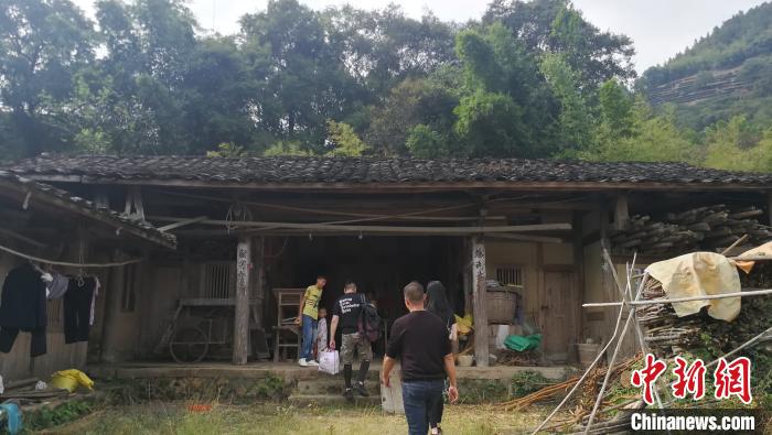 呼吁关爱青少年一志愿者环福州徒步68公里