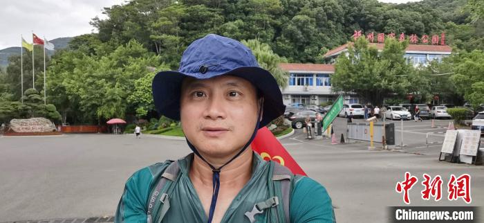 8月3日，郑斌继续徒步前行。简单供图