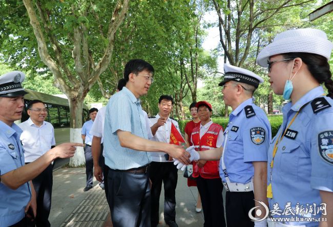 （刘非与值勤交辅警一一握手，向他们表示问候）