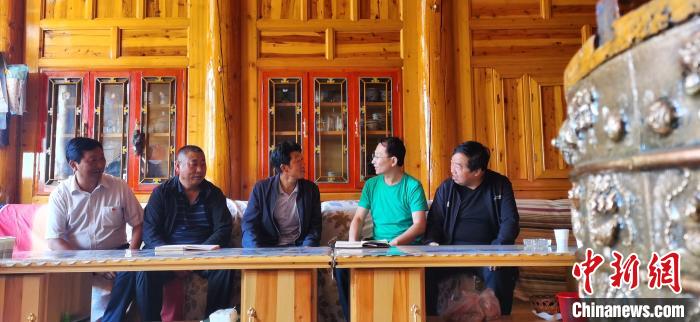 图为工行扶贫干部与村民次巴交聊天。　魏建军 摄