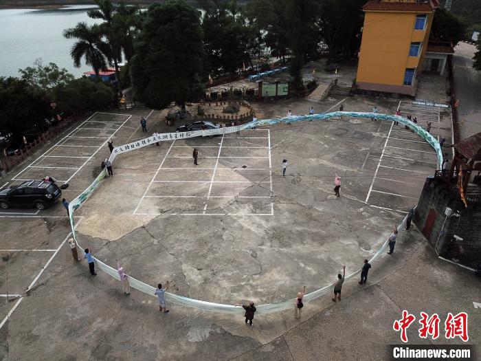 广西30多位书画家开展公益活动共绘百米长卷助力景区复苏