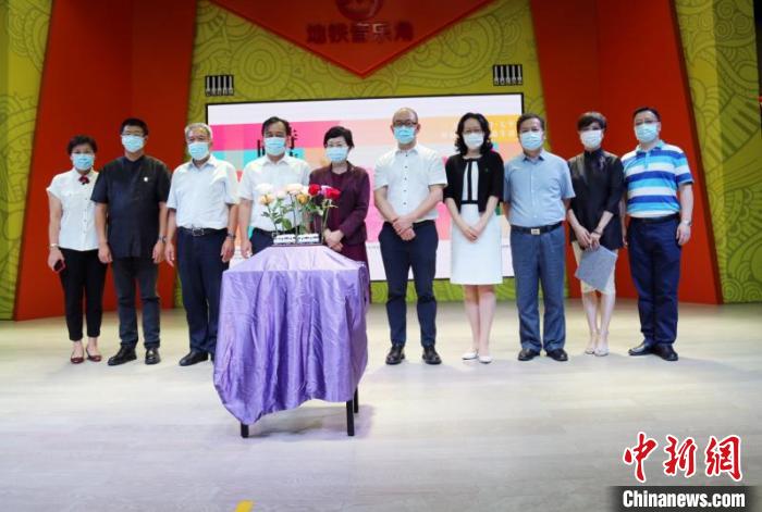 历时一个月的“诗情花意，时尚生活——2020诗歌进地铁”活动当日开幕。　陈静 摄