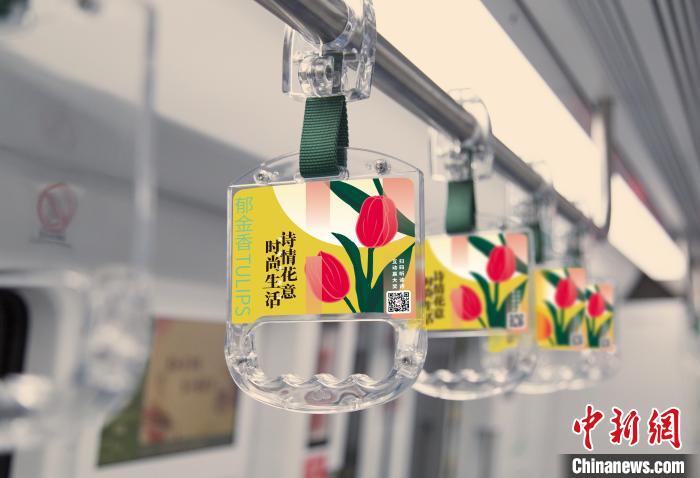 “诗情花意，时尚生活——2020诗歌进地铁” 将配合上海市文明办“我们的节日？七夕”系列营造传统佳节氛围。　陈静 摄
