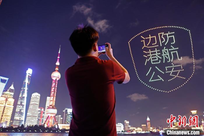 上海警方在北外滩上空开展无人机反诈公益宣传活动。　殷立勤 摄