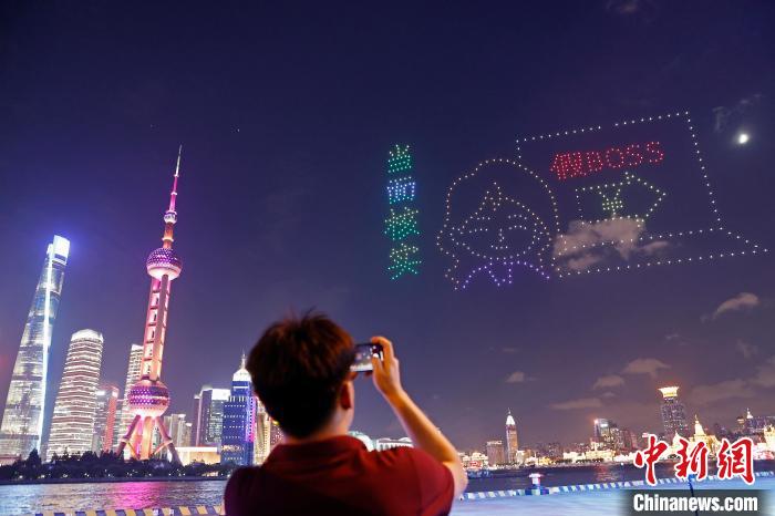 上海警方在北外滩上空开展无人机反诈公益宣传活动。　殷立勤 摄
