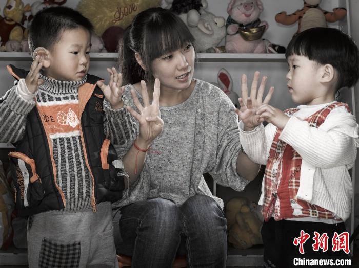 《天使的微笑》公益摄影展中的照片 主办方供图 摄