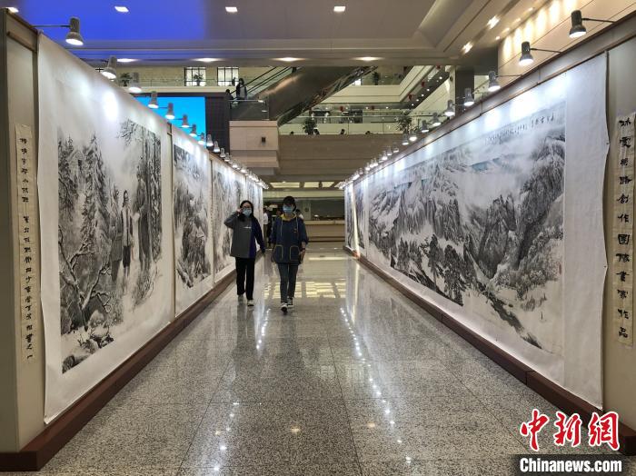 《冰雪丝路图百米组画》开笔仪式现场，同步展出画家团队的其它作品。　吕盛楠 摄