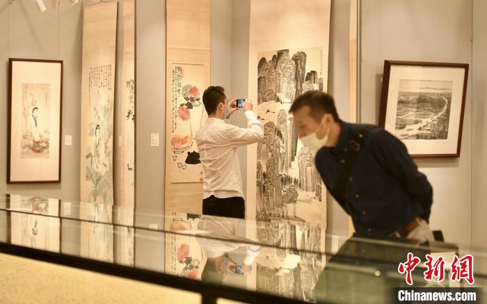 如今，文物艺术品收藏越来越受到青睐。　陈静 摄