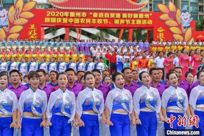 儋州以调声、歌舞等艺术形式，展现自由贸易港建设的崭新风貌。　骆云飞 摄