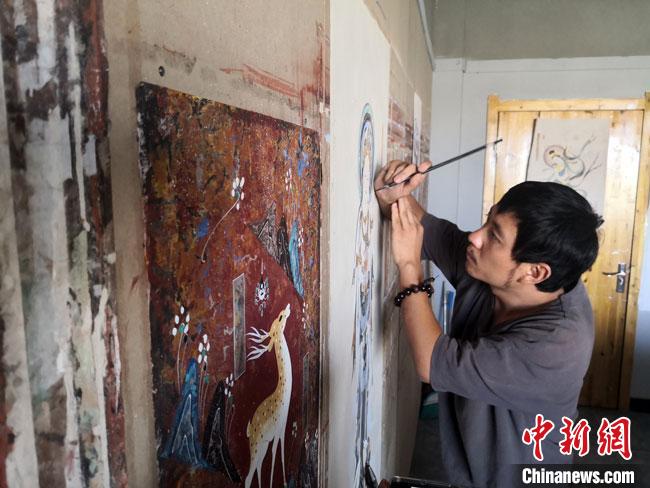 青年画师“原汁原味”绘壁画：遵循古法守“敦煌记忆”