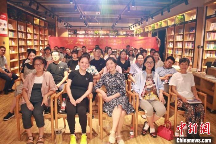 “读书会”为孕产妇们搭建了沟通和放松的桥梁。　金华市人民医院供图 摄
