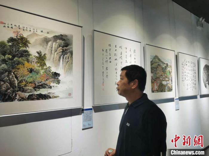 书画爱好者观摩展出作品。　张茜翼 摄