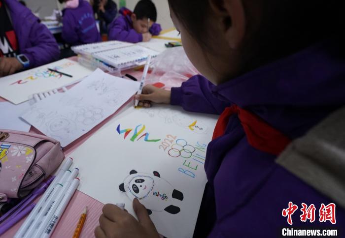 冬奥公益活动“心·画冬奥爱心行动”启动，北京知名画家携手河北崇礼少年儿童共同完成“我心中的冬奥荣耀时刻”系列作品。北奥集团供图