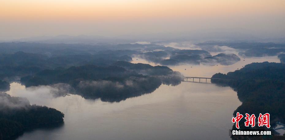 航拍江西仙女湖初冬风光 云雾缭绕如山水画卷
