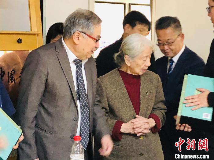 李可染画院院长李庚向常沙娜先生赠书。　王祖敏 摄