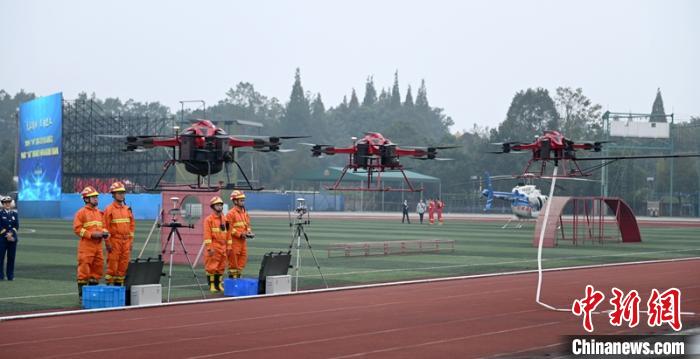 “飞鹰”航空救援队消防无人机队亮相。　刘忠俊 摄