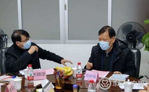 广州市民政局党组成员、副局长韦锦坚（左一）对未来广州医务社工发展寄予高度期望