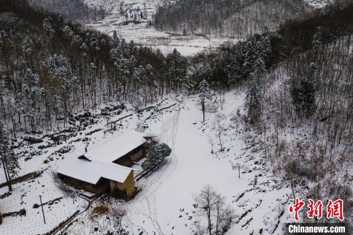 贵州务川雪后山村银装素裹宛若水墨画