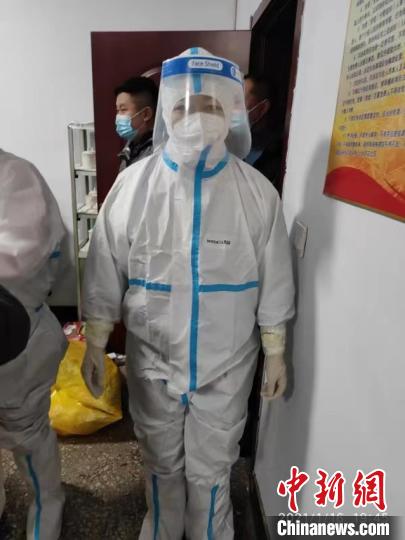 警医夫妻写出抗疫路上最美“情书”