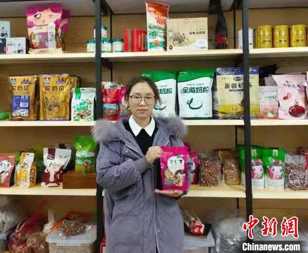 江晓芳在产品间介绍代销的商品。　喻鲁沙 摄