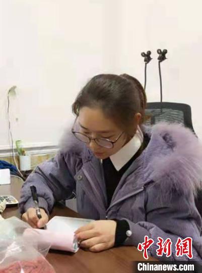 江晓芳在做销售记录。　喻鲁沙 摄