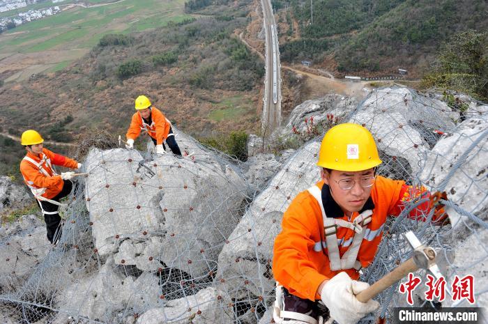 鹰潭工务段景德镇北路桥工区职工们攀爬在江西省婺源县赋春梅山崖上。　卓忠伟 摄