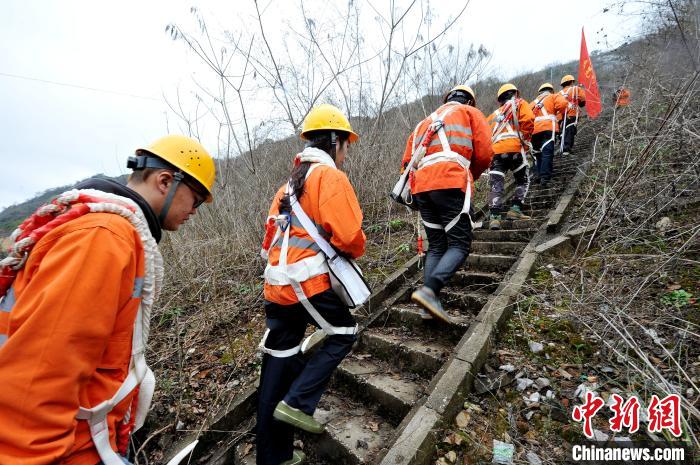 鹰潭工务段景德镇北路桥工区职工们行走在陡峭山道上。　卓忠伟 摄