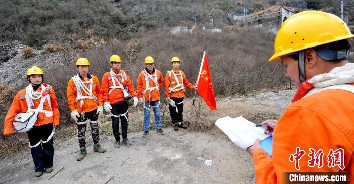 每次上山前，鹰潭工务段景德镇北路桥工区景德镇北路桥车间班长都要检查组员的安全防护装备和交代注意事项。　卓忠伟 摄