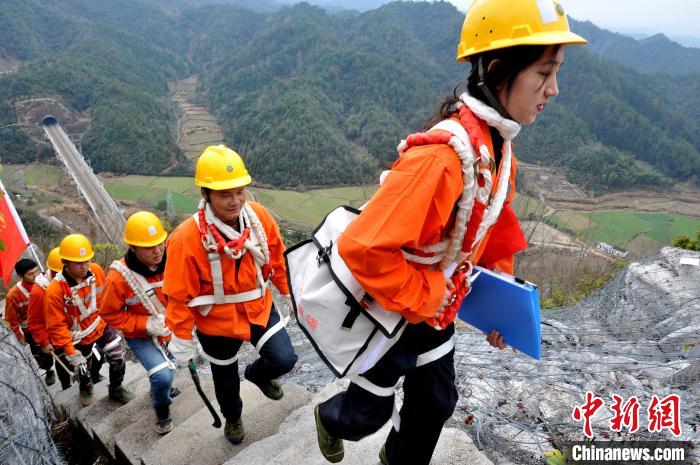 鹰潭工务段景德镇北路桥工区职工们行走在陡峭山道上。　卓忠伟 摄