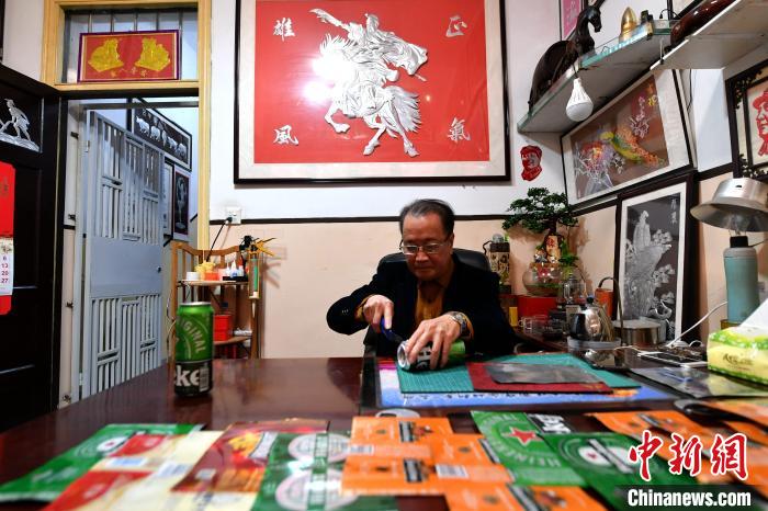 福建退休医生变废为宝易拉罐也能创作浮雕画