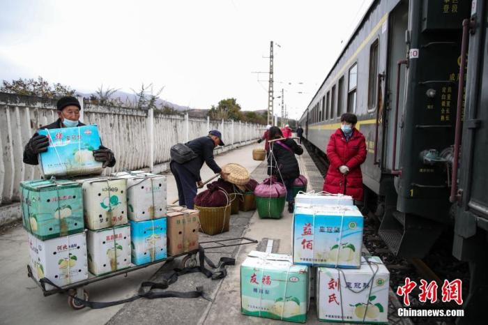 资料图：云南省昭通“苹果专列”。<a target='_blank'  data-cke-saved-href='http://www.chinanews.com/' href='http://www.chinanews.com/'><p  align=