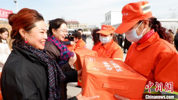 图为环卫女工代表收到捐赠。　李隽 摄