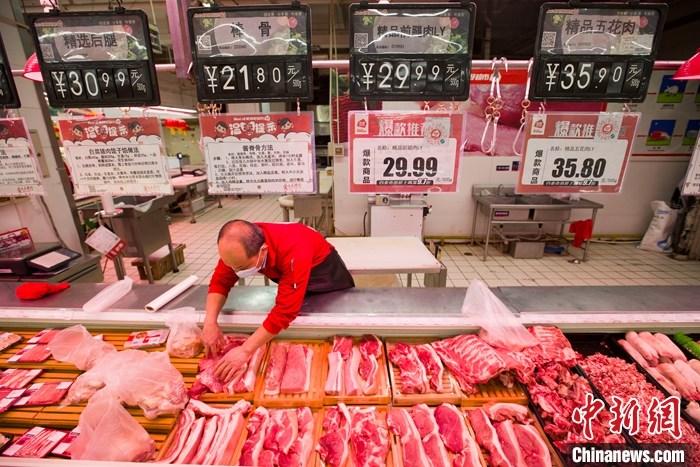 资料图：一超市内，工作人员在整理待售猪肉。
<a target='_blank'  data-cke-saved-href='http://www.chinanews.com/' href='http://www.chinanews.com/'>中新社</a>记者 张云 摄