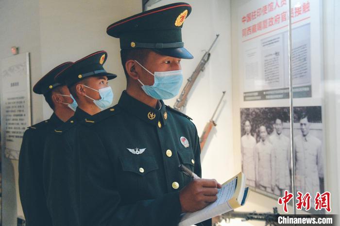 图为新兵营的官兵认真做笔记。西藏军区某炮兵旅 供图
