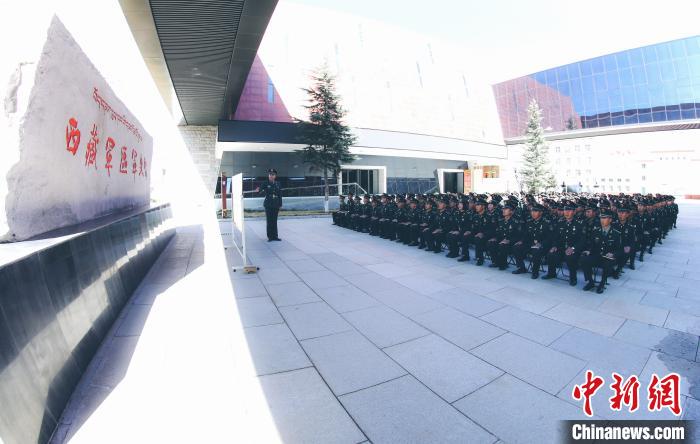 图为新训干部组织全体新兵学习旅史。西藏军区某炮兵旅 供图