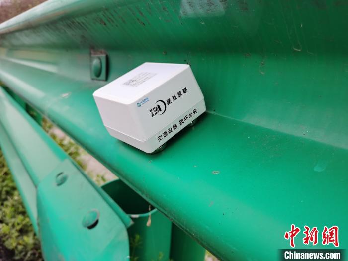安装在高速公路护栏上的智能护栏预警终端(资料图) 王政 摄