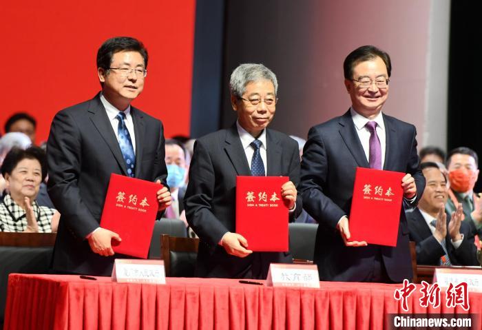 《教育部、福建省人民政府、厦门市人民政府继续重点共建厦门大学协议书》签约仪式。　王东明 摄