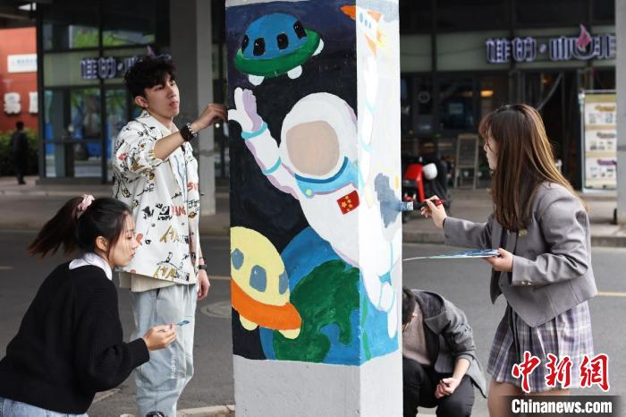 大学生们细心创作绘制“航天梦”。　泱波 摄
