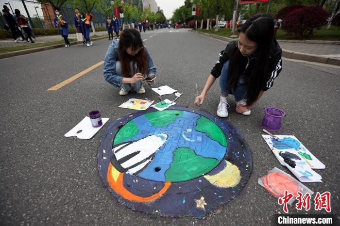 迎接中国航天日南京高校学子景观彩绘“航天梦”