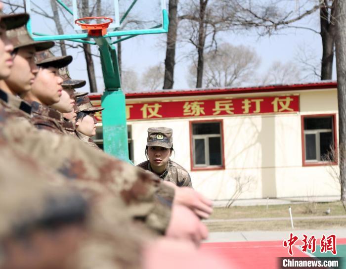 李伟纠正新兵队列动作。受访者供图 受访者供图 摄