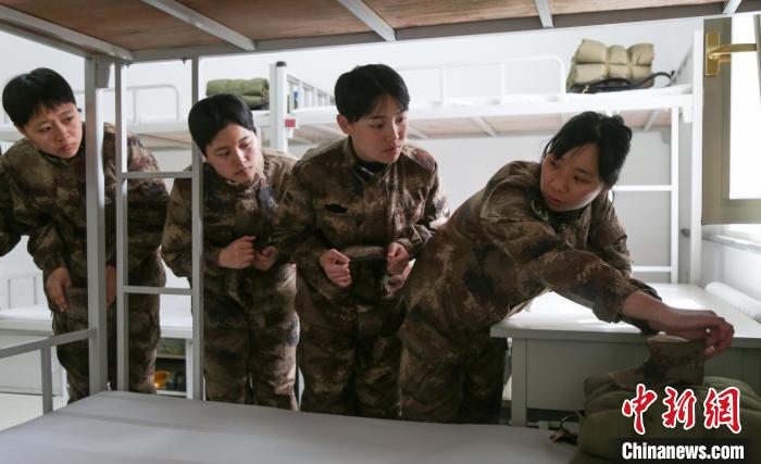 李伟教新兵整理内务。受访者提供 受访者提供 摄